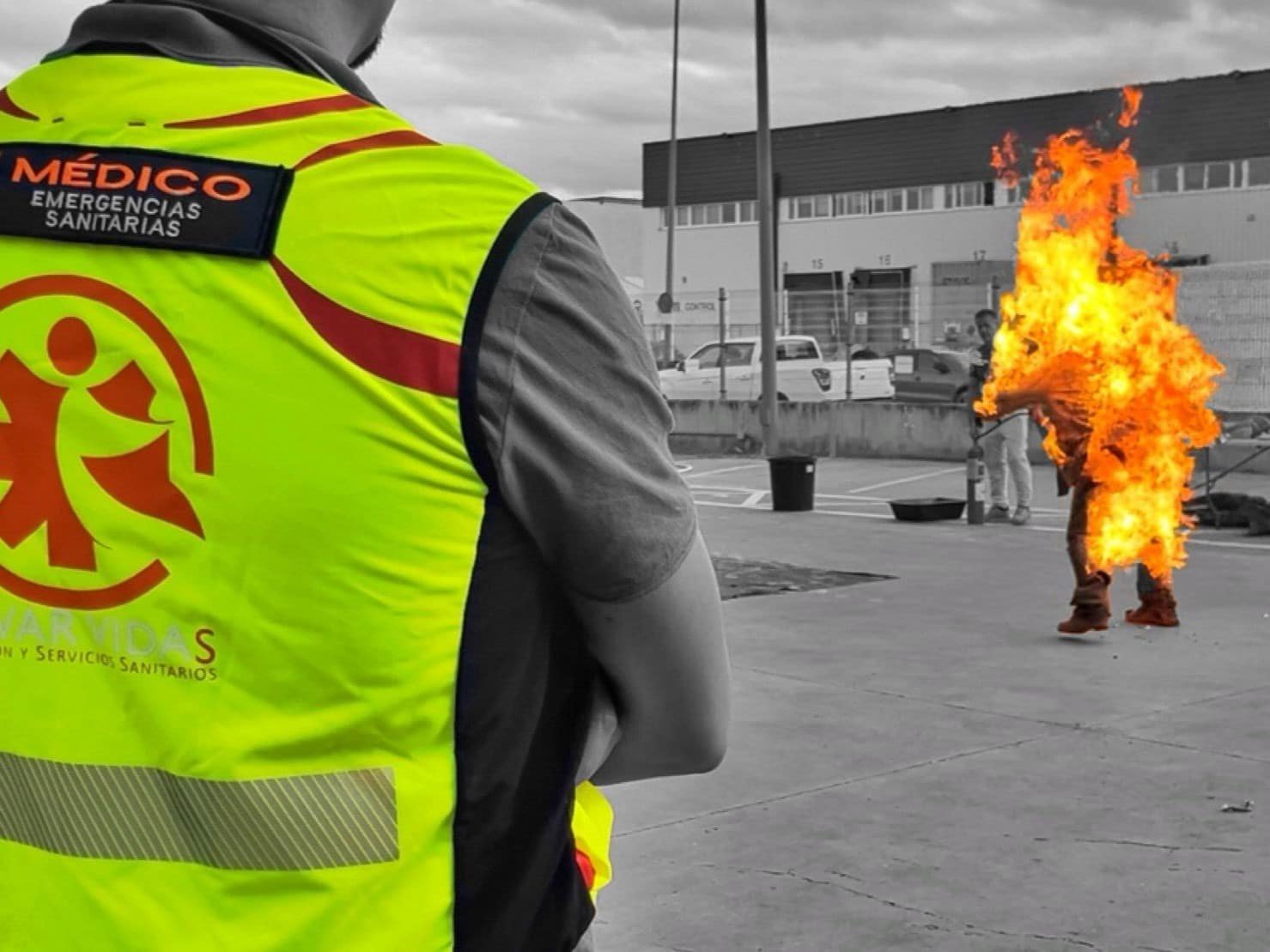 Médico de Salvar Vidas supervisando una escena de fuego controlado en un dispositivo de riesgo previsible
