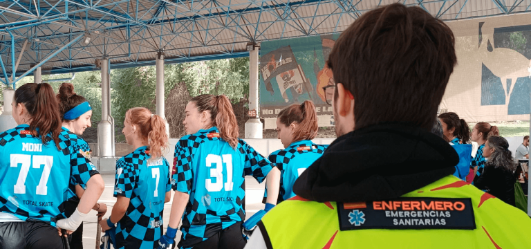 Enfermero de emergencias sanitarias de Salvar Vidas durante la cobertura de un evento deportivo