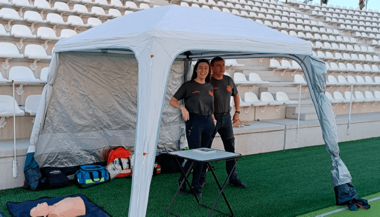 Carpa de asistencia sanitaria de Salvar Vidas montada en un estadio, con material de soporte vital