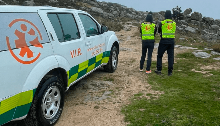 Vehículo de intervención rápida de Salvar Vidas en un dispositivo sanitario en terreno de montaña