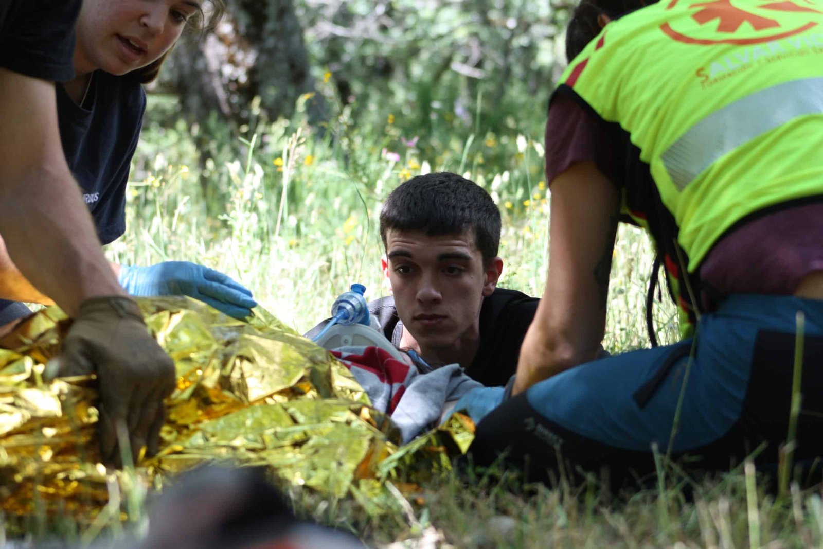 técnicos en emergencias sanitarias atendiendo a un paciente simulado de trauma grave