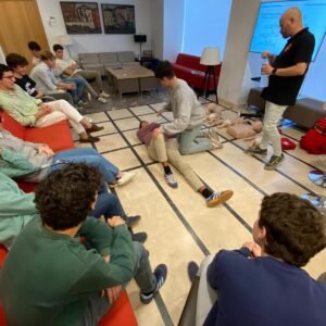 alumno realizando posicion lateral de seguridad en curso proveedor svb desa semicyuc