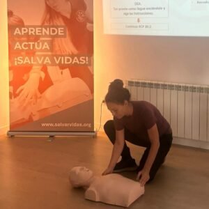 candidata a instructora de svb desa semicyuc explicando cómo aproximarse a un paciente