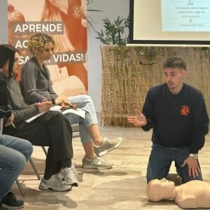 instructor de svb desa semicyuc explicando cómo realizar la apertura de vía aérea en un paciente inconsciente