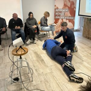 instructor de svb desa semicyuc explicando con un alumno cómo realizar la posición lateral de seguridad o de defensa