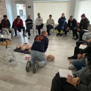 instructor de svb y desa de semicyuc explicando cómo realizar una rcp