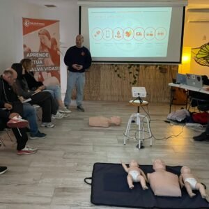 instructor de svb y desa de semicyuc explicando la cadena de supervivencia