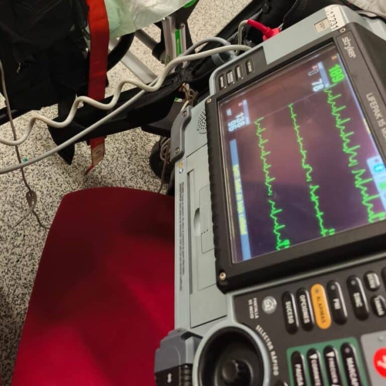 Monitor desfibrilador mostrando un trazado de ECG