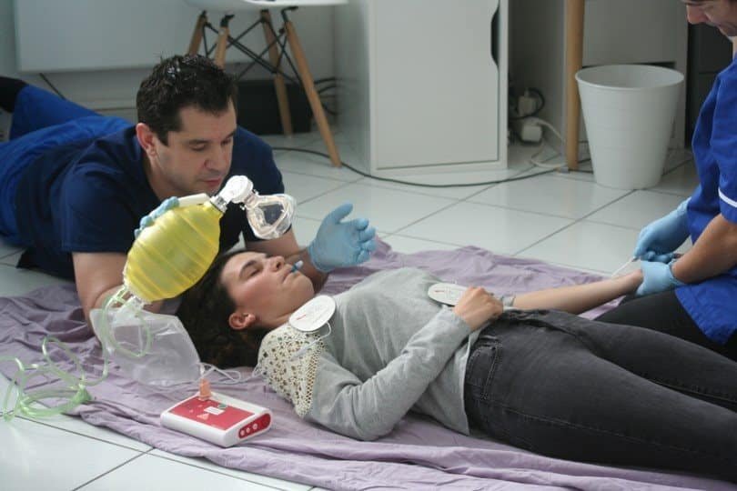 Simulacro de ventilación con ambú en una urgencia en clínica dental