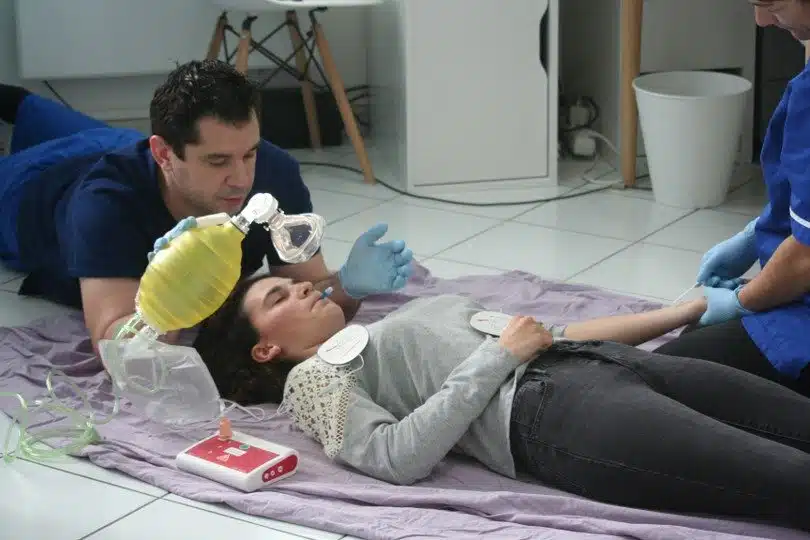 Simulacro de ventilación con ambú en una urgencia en clínica dental
