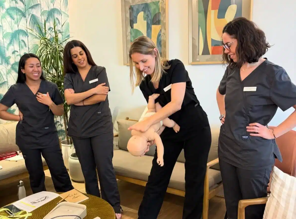 Formación en soporte vital básico pediátrico para el equipo de la clínica