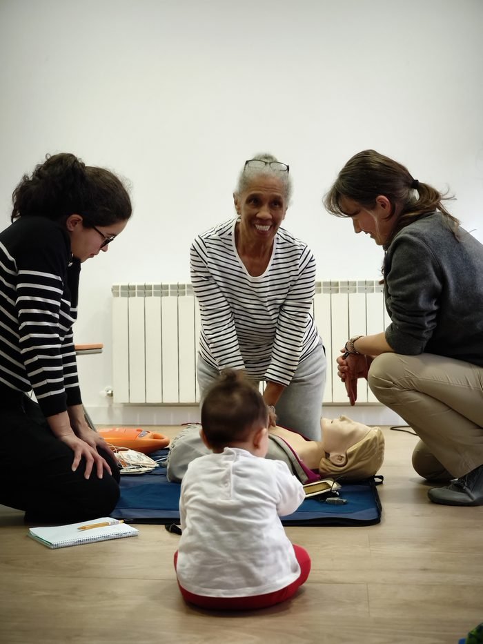 Instructor de Salvar Vidas durante el curso