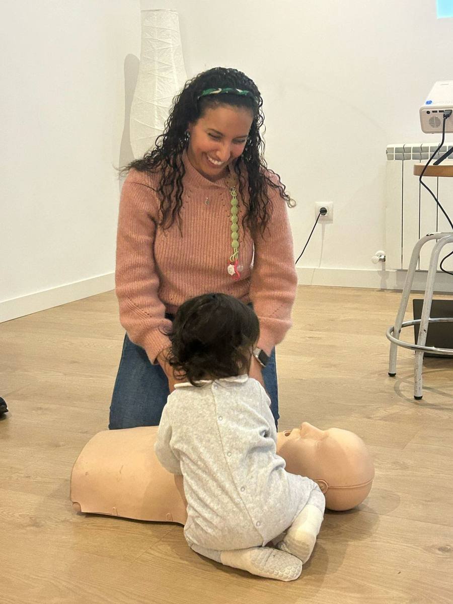 Demostración con desfibrilador y maniquí pediátrico