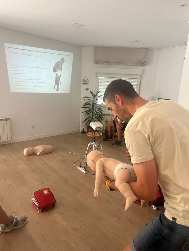 Práctica de primeros auxilios con maniquí de bebé