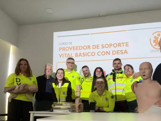 Grupo de un curso de Soporte Vital Básico con DESA