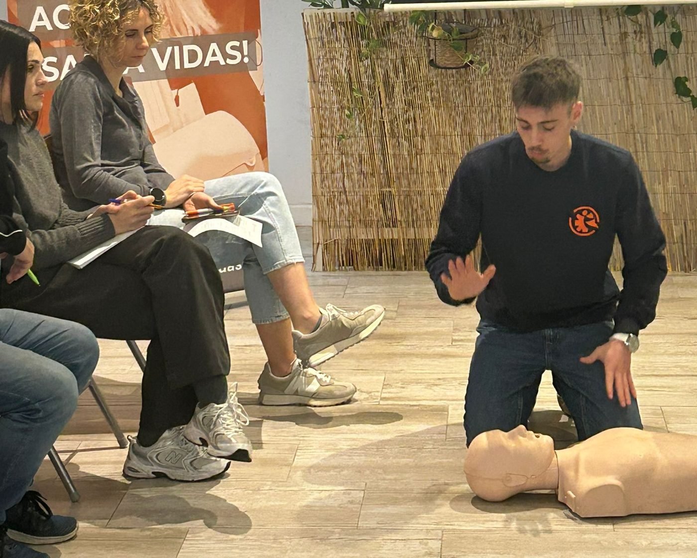Instructor demostrando RCP sobre maniquí