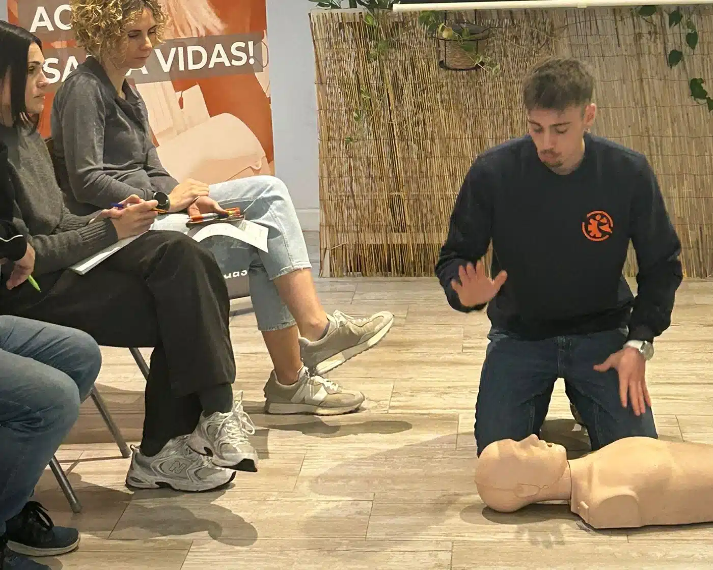 Instructor demostrando RCP sobre maniquí