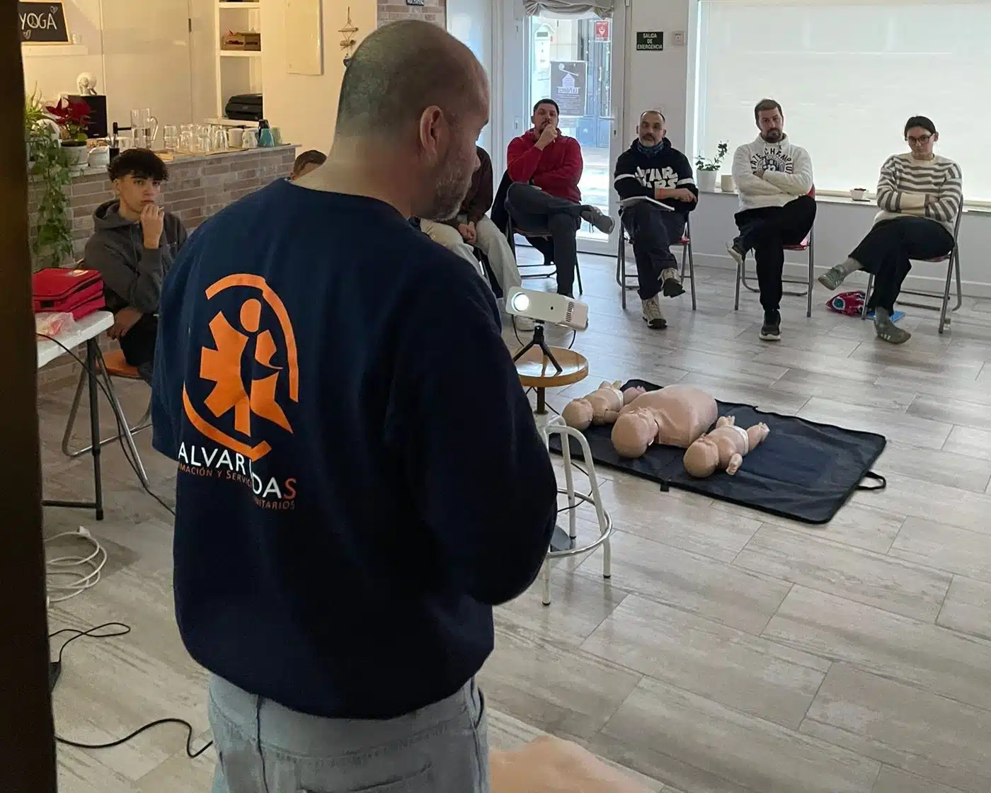 Instructor de Salvar Vidas impartiendo el curso SVB y DESA