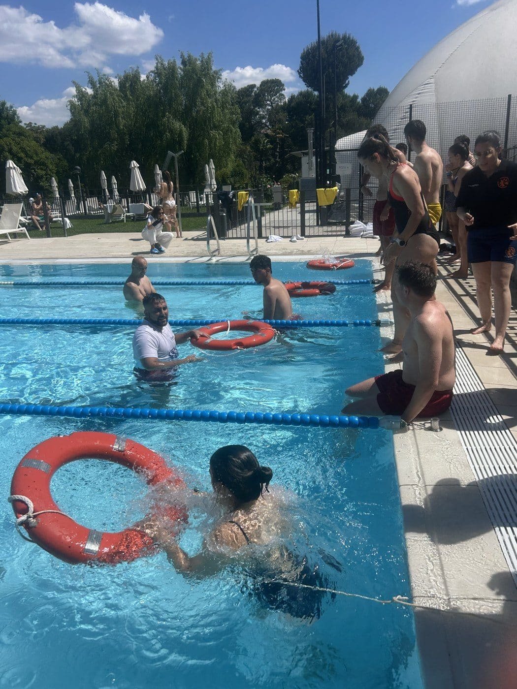 Práctica de rescate acuático en el curso de socorrista de Salvar Vidas