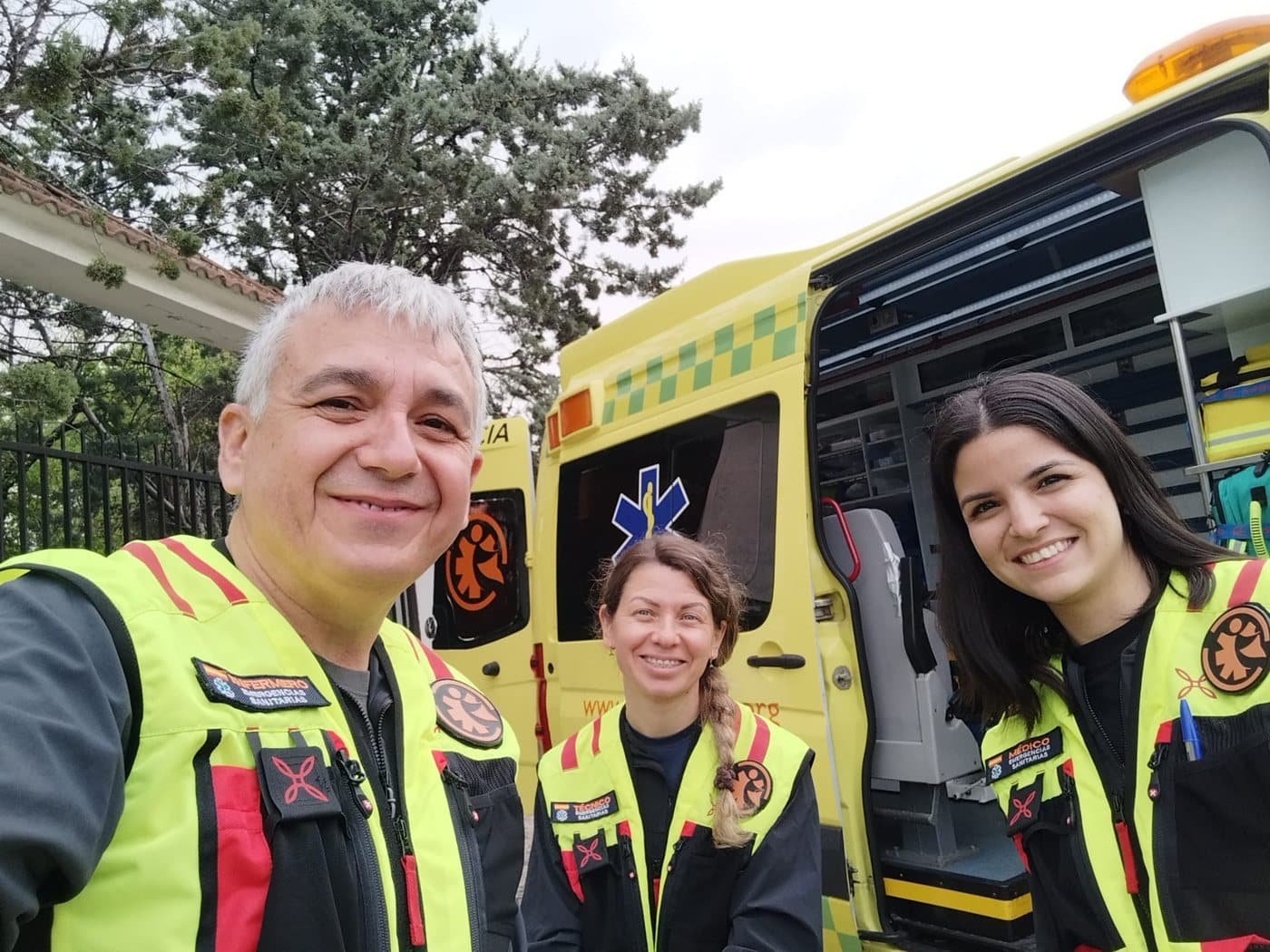 Ambulancia privada y equipo sanitario de Salvar Vidas en un evento en Madrid