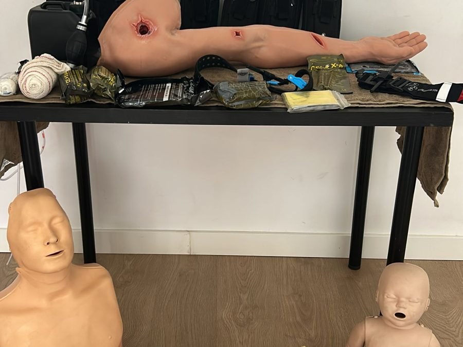 Maniquíes y simuladores de heridas usados en el curso Stop the Bleed