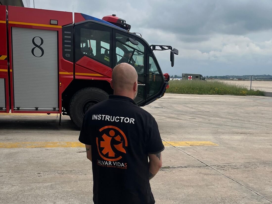 Instructor de Salvar Vidas en prácticas con SSEI de aeropuerto