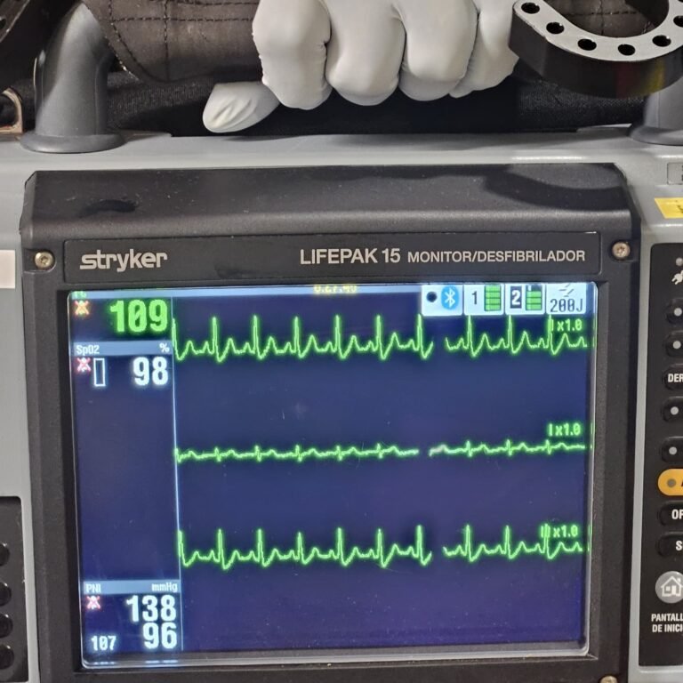 Monitor desfibrilador con constantes de un paciente
