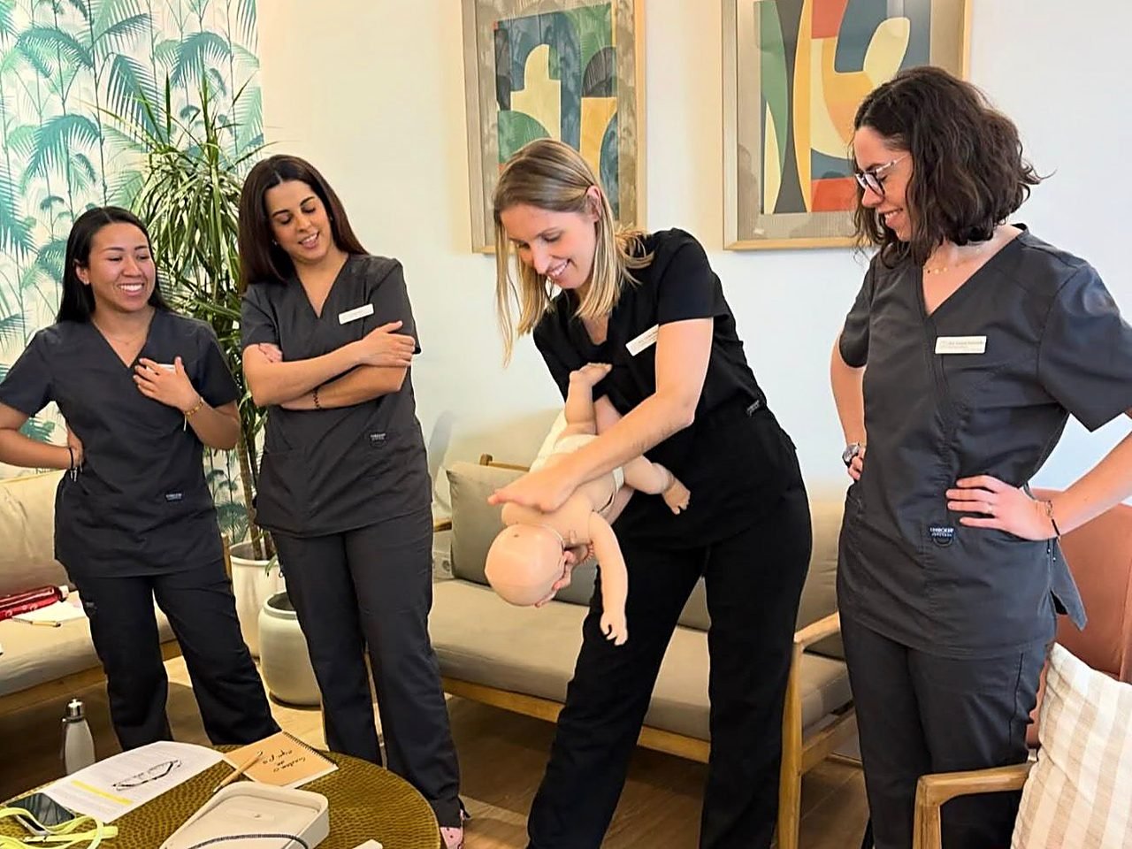 Profesionales sanitarias en un curso de primeros auxilios y soporte vital de Salvar Vidas practicando con un maniqui