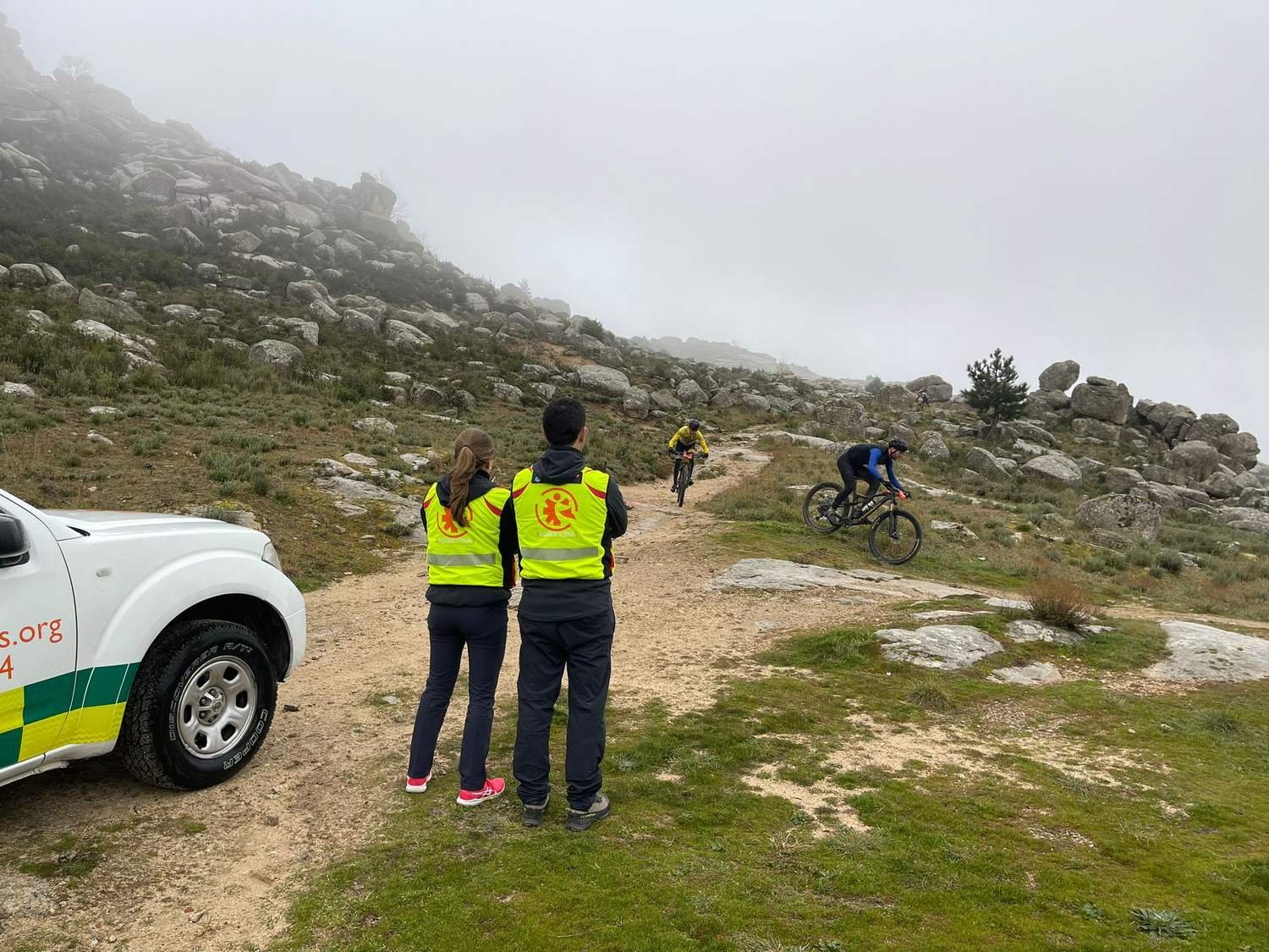 Dispositivo sanitario de Salvar Vidas en una prueba de BTT en montaña