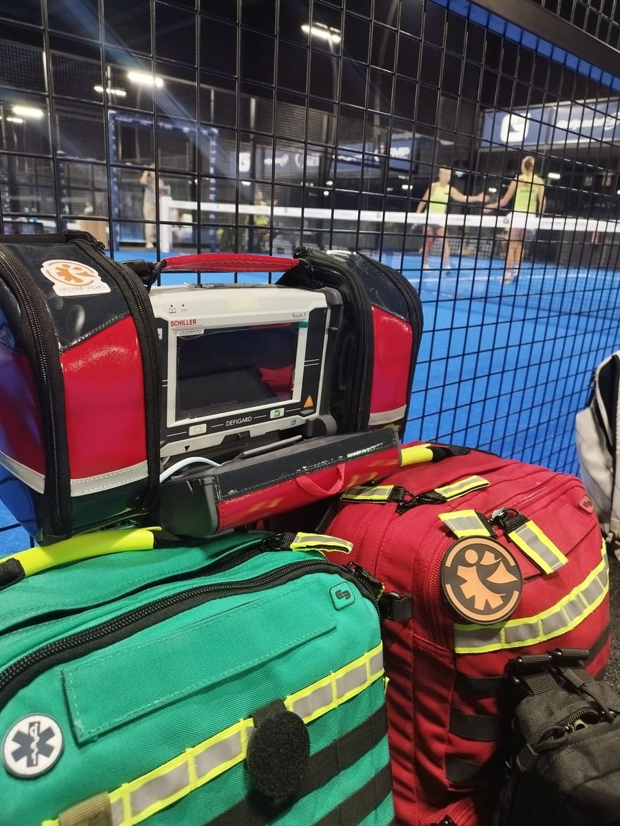 Equipamiento médico con desfibrilador de Salvar Vidas en un torneo de pádel