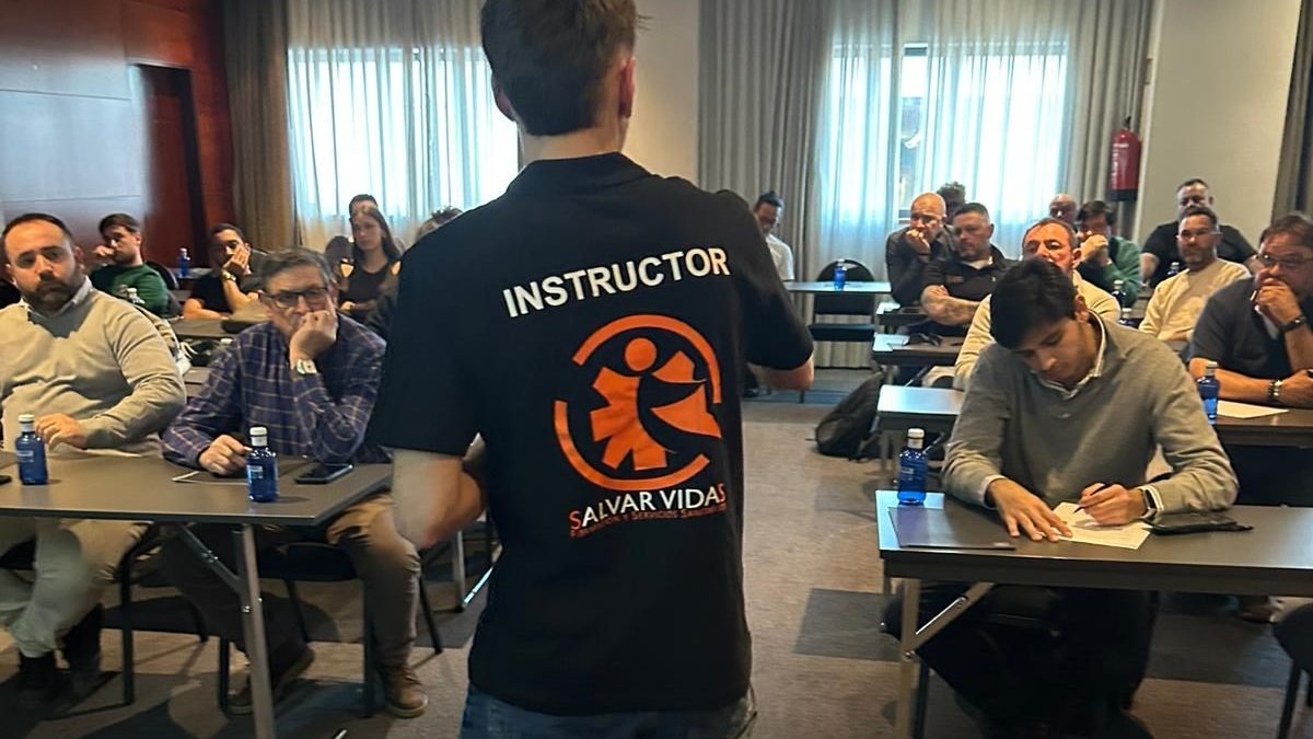 Instructor de Salvar Vidas impartiendo formación en primeros auxilios y RCP a una empresa