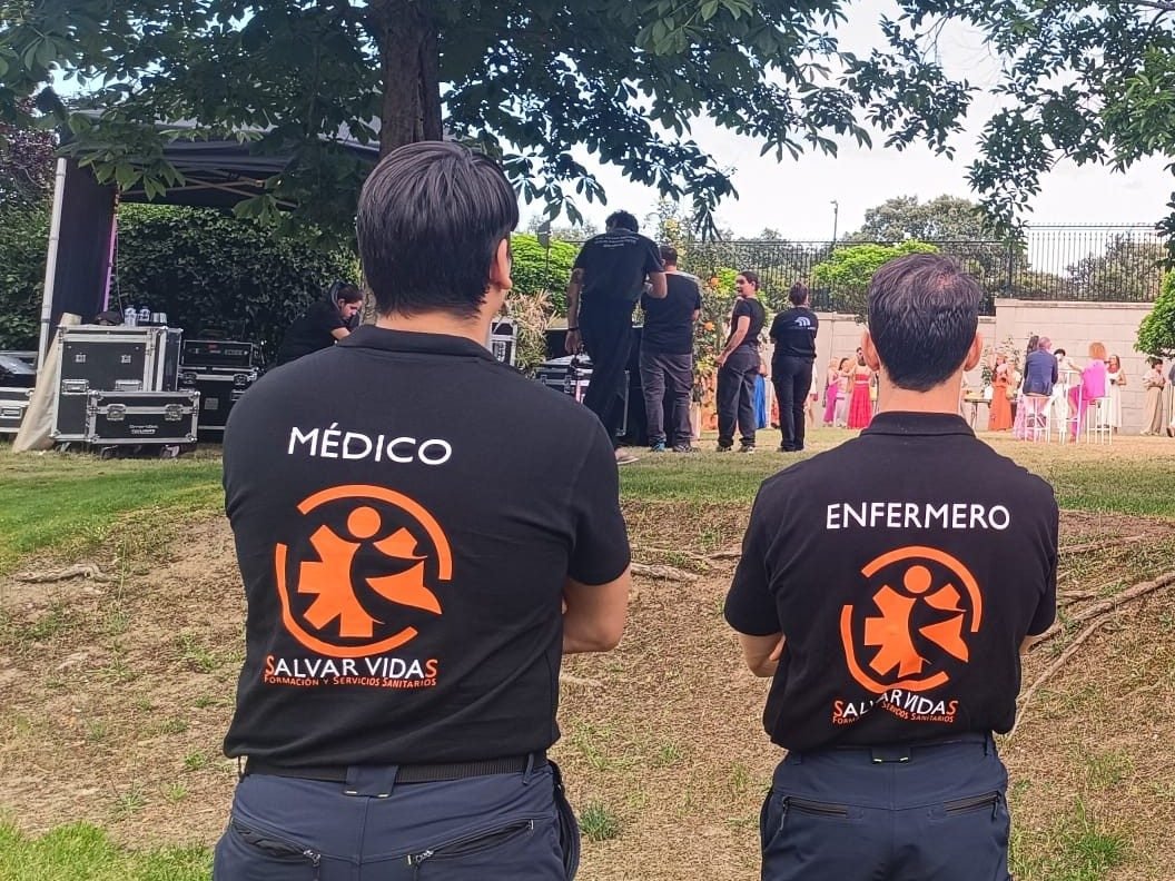 Médico y enfermero de Salvar Vidas en un evento privado de empresa al aire libre