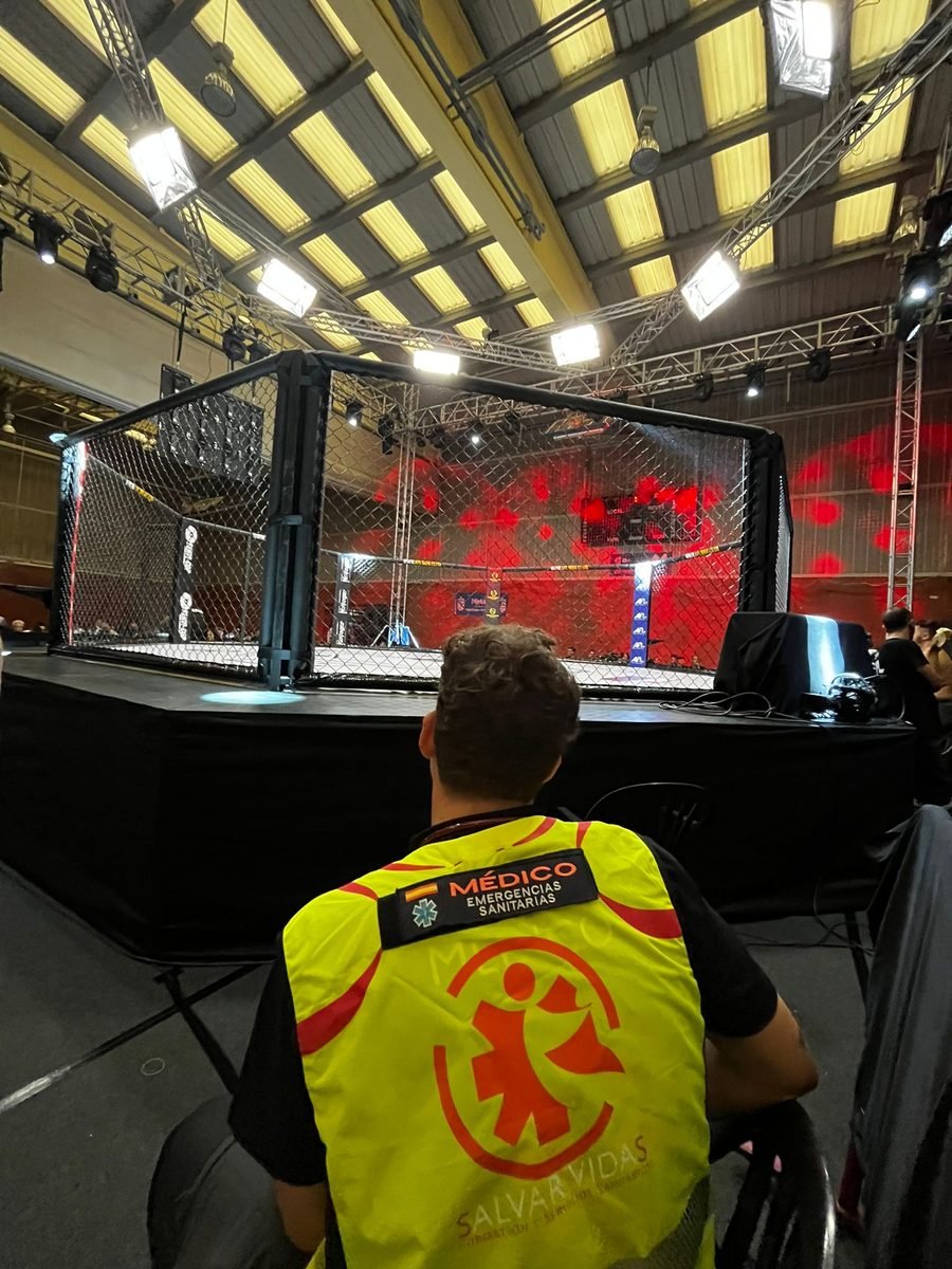 Médico de Salvar Vidas cubriendo un evento de MMA