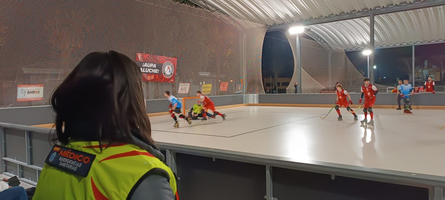 Médico de Salvar Vidas en un partido de hockey sobre patines de primera división en Madrid