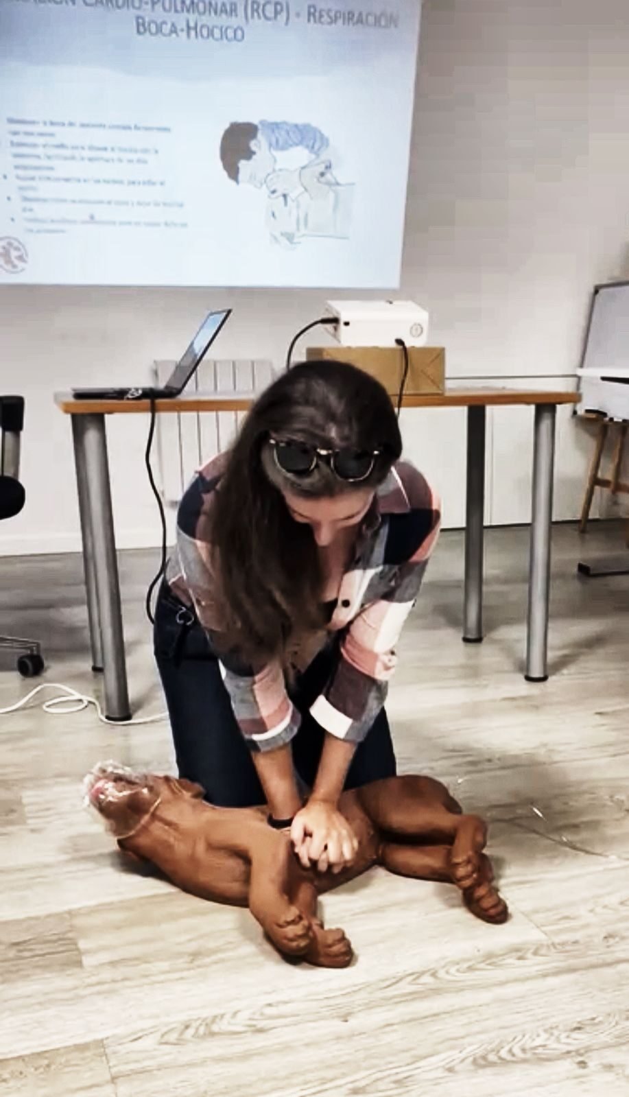 Alumna practicando RCP en un maniquí de perro