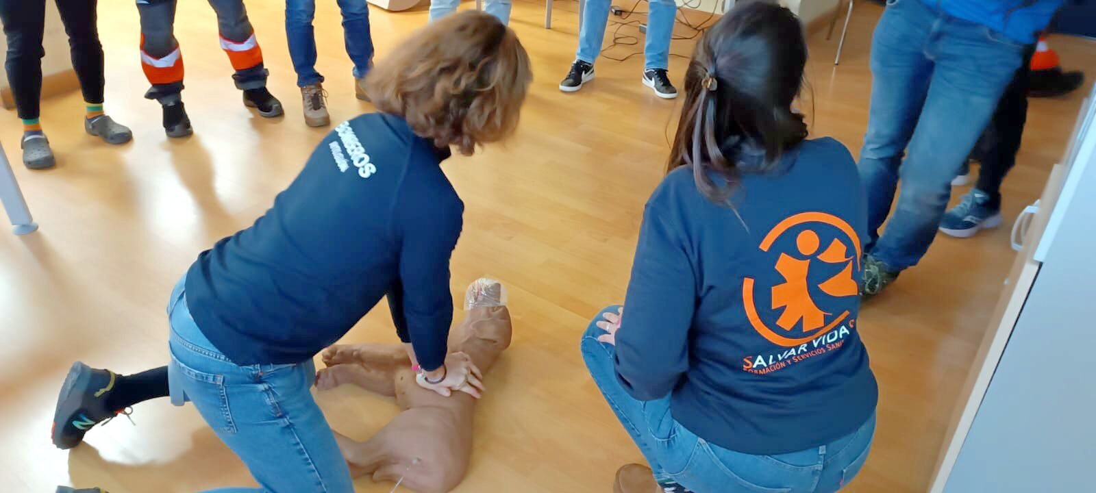 Equipo de Salvar Vidas practicando primeros auxilios en perros