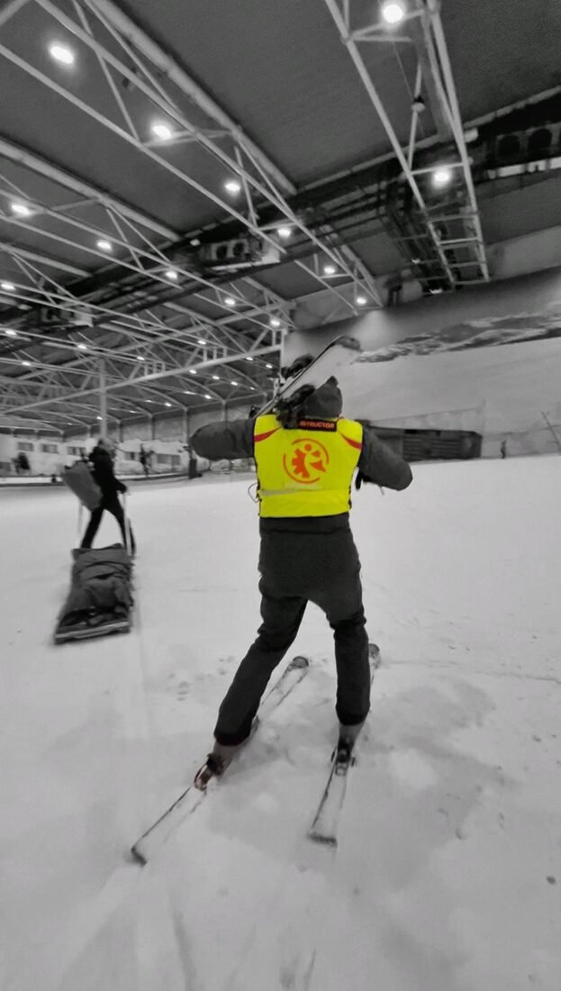 Instructor de Salvar Vidas con trineo de rescate