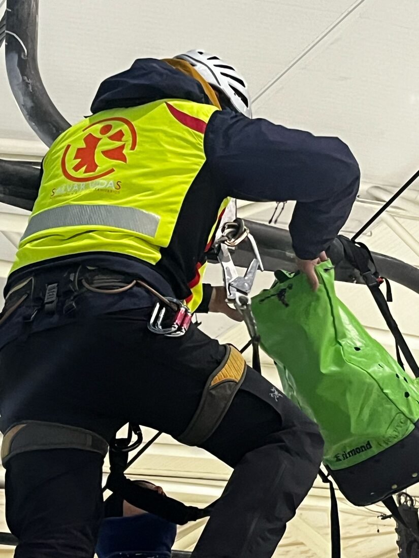 Rescate en altura en instalación de esquí