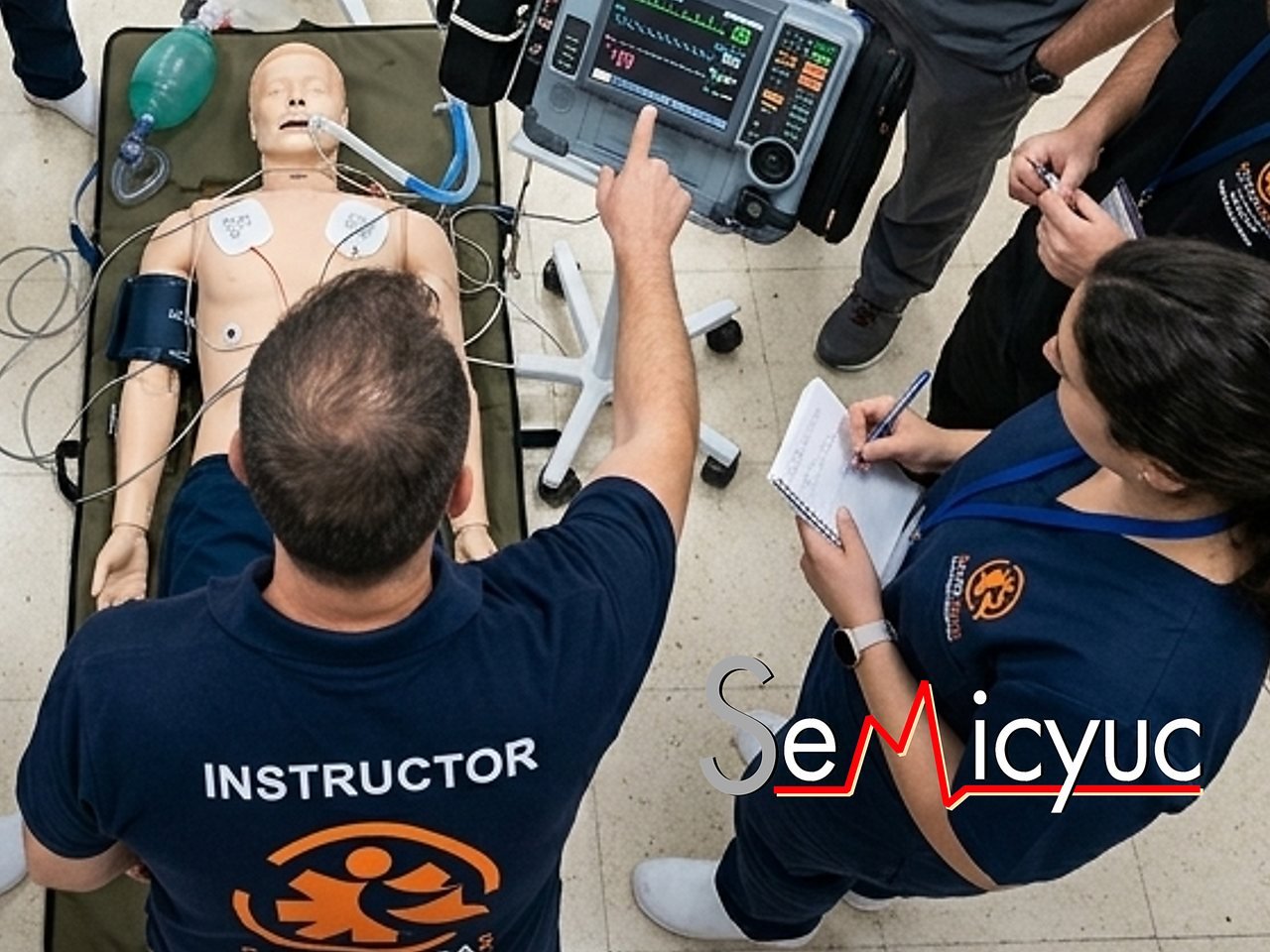 Instructor de Salvar Vidas mostrando el monitor desfibrilador en una practica de Soporte Vital Avanzado (SVA) acreditada por SEMICYUC