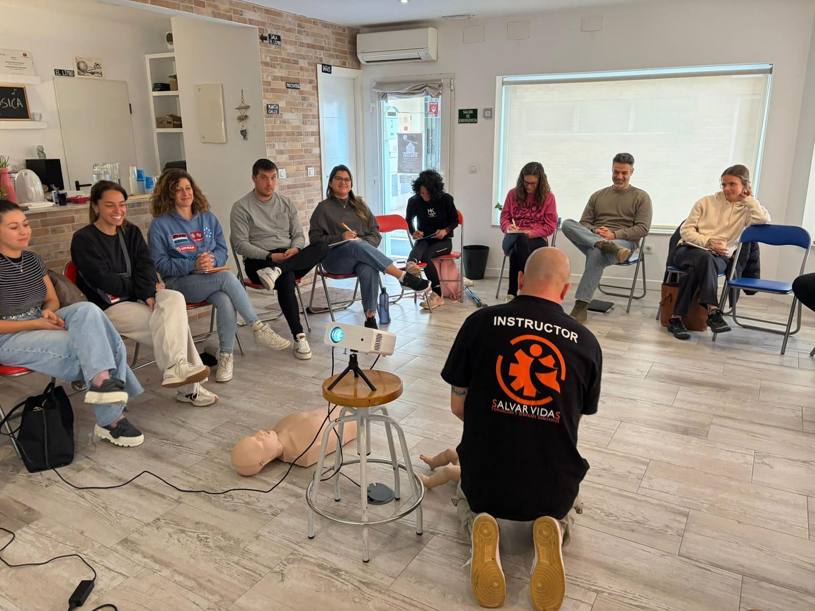 Instructor de Salvar Vidas explicando la RCP a los alumnos del curso