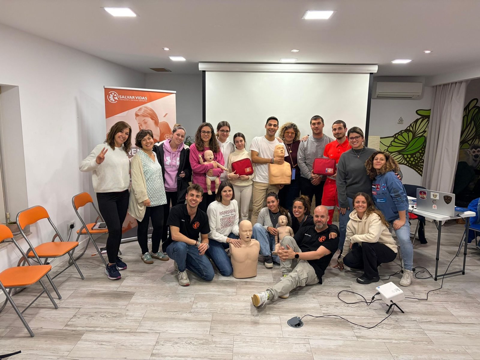 Grupo de alumnos e instructores al terminar el curso de primeros auxilios de Salvar Vidas